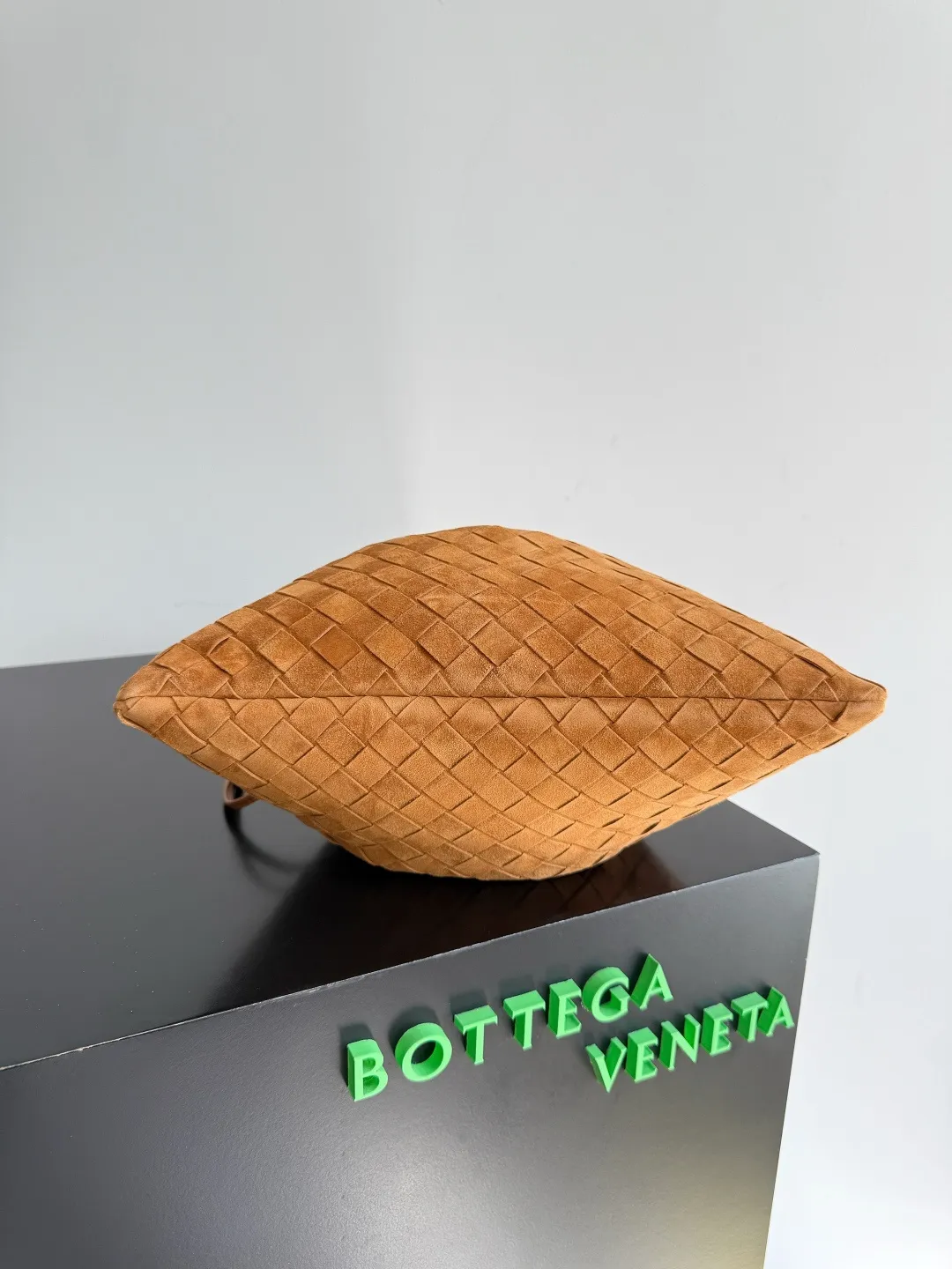 Batch 1560 Armpit bags have become a fashionable item that every girl has in their hands in recent years🛍️. The elegant and simple style has won the love of many people of different ages. However, there is an unavoidable trouble with armpit bags, that is, the capacity is too small, and BOTTEGA VENETA’s new Dustbag Considering people's travel needs, the capacity of garbage bags has been greatly upgraded. Folding umbrellas, water cups, and girls' makeup powder and lipstick can all be accommodated. It is very light and resistant to dirt. Even if you have a lot of things when traveling, it can reduce the burden to a certain extent. The shoulder straps are buckled and can be changed at will. It can be used for hand holding or as the liner of a large bag. After the drawstring is drawn, it looks like a cloud bag. It is very suitable for concave styling when traveling in summer🙋🏻‍♀️ Style number: 796728 Size: 32*23*1cm